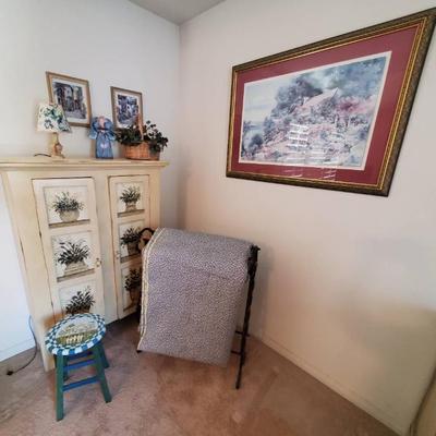 Hu133 wooden chest quilt and stand, painting