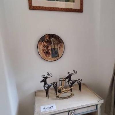 Hu137 side table with decor wall plate, painting,