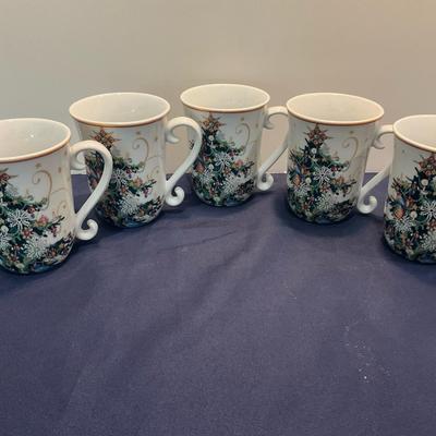Set Of 5 Williams Sonoma Holiday mugs