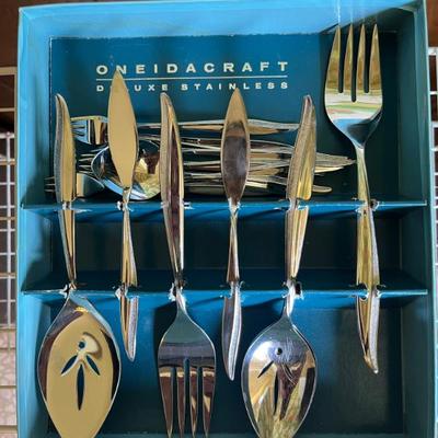 Oneidacraft Deluxe Stainless Flatware Set