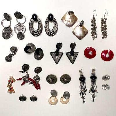 Sale Photo Thumbnail #32: Costume earrings