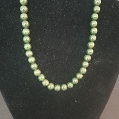 Vintage Dark Green Jade Round Bead Choker with Barrel Clasp - 16"