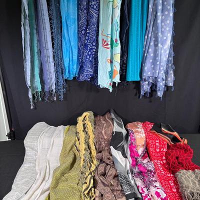 Lot of 16 scarves and 3 neck/collar scarves