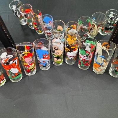 1976 Warner Bros. Looney Interactions Pepsi Collector Glass Series incl. rare Daffy Duck glass