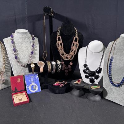 Very Nice Costume Jewelry Lot incl. Rare Broaches, Necklaces and Watches