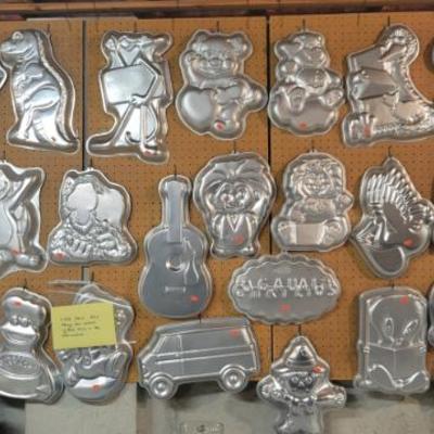 Sale Photo Thumbnail #192: CAKE PANS