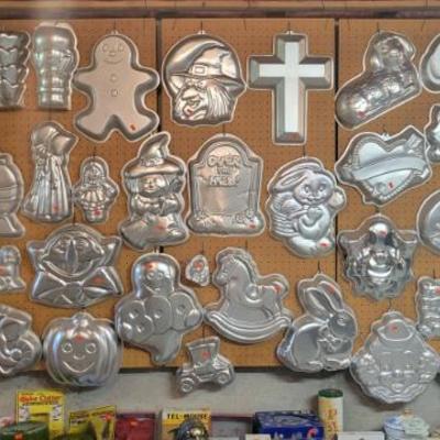 Sale Photo Thumbnail #191: CAKE PANS