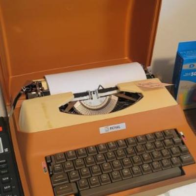Sale Photo Thumbnail #135: Nice Typewriter