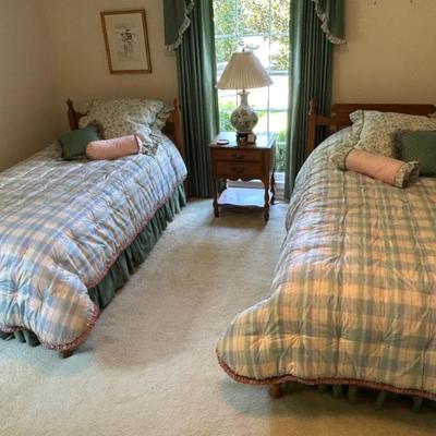 Twin Bedroom Set (Bunkbed hardware included) 