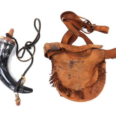 Lot 100 fine leather pouch with black white powder horn