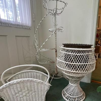 Metal Spiral Plant Stand, Round Wicker Planter, White Wicker Magazine Rack