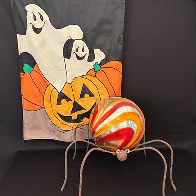 Glass And Metal Spider Yard Art & Halloween Flag