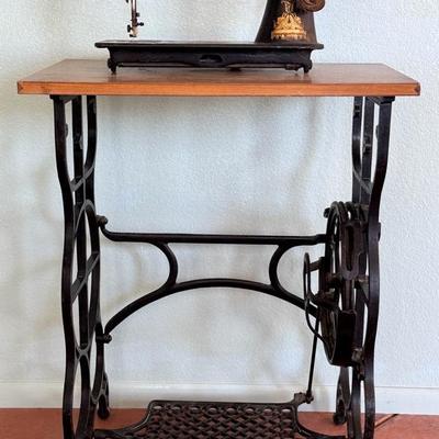 Antiique Singer Sewing Machine & Cabinet 