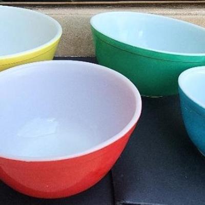 LLS057 - Vintage Pyrex Mixing Bowls (4)