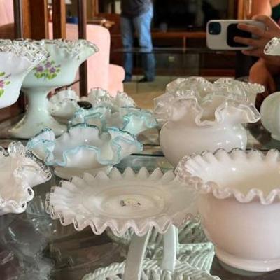 LLS007 Beautiful Collectible Vintage Curly Milk Glass - Fenton? Decorative Vases & Plates