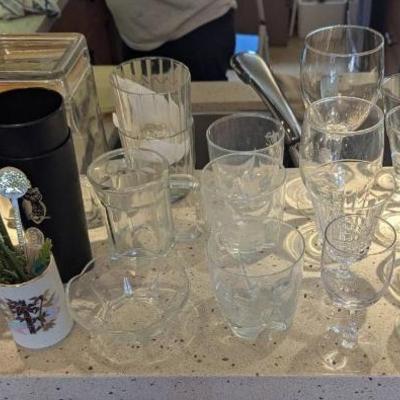LLS033 - Vintage Glassware and collectibles. 