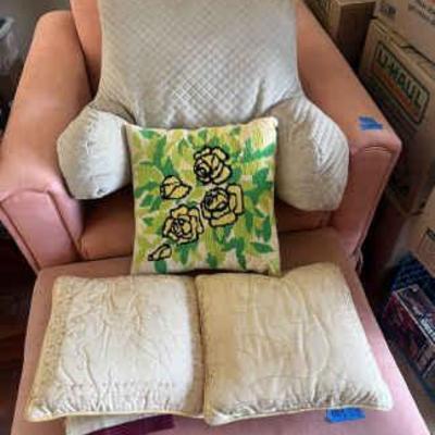 LLS073 Pillow And Linen Lot