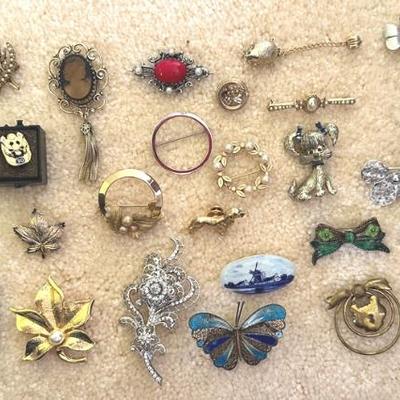 LLS098- Vintage Costume Jewelry Pin Collection