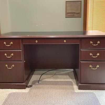Saratoga Executive Desk With Cherry Finish 