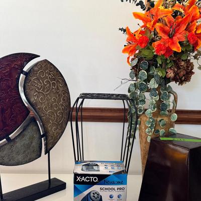 Lot : 122 Home Decor And Electric Pencil Sharpener