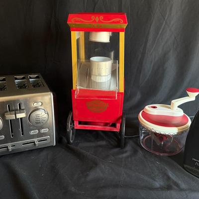 Lot 422: Kitchen Gadget Bundle – Toaster, Popcorn Maker, Manual Food Chopper & Electric Can Opene