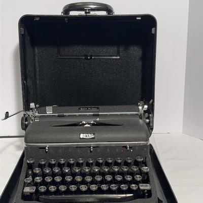 Vintage ‘Royal Quiet De Luxe’ Typewriter In Travel Case