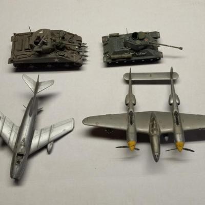 Model LOT 2 - Tanks And Planes
