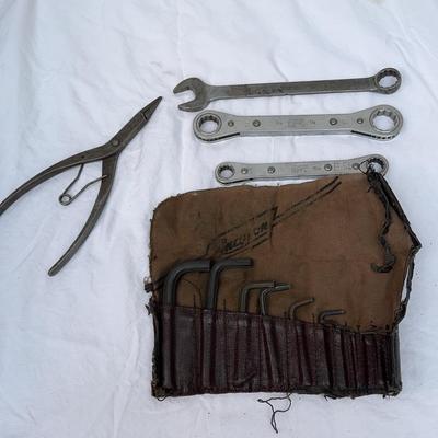 Snap-On 12 Allen Wrenches, 2 Ratcheting Wrenches SAE, Combination Wrench 3/4”, 70B Pliers 