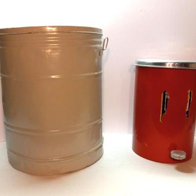 1 Storage Can And 1 Small Garbage Can 
