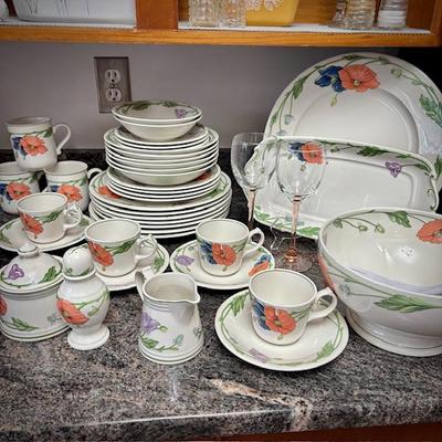 Villeroy & Boch "Amapola" china set