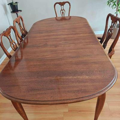 Dining Room Table With Three Extensions Leaves and 4 chairs.