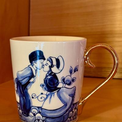 Delft Kissing Couple Mug