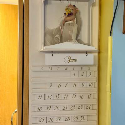 ASHTON DRAKE 12 MINIATURE DOLLS & PERPETUAL CALENDAR 