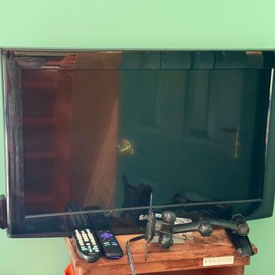 Sanyo TV W Roku, Remote And Mount 
