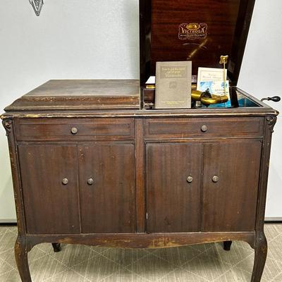 Victor Victrola Model VV-220 Serial No. 20134 - 36x22x35”