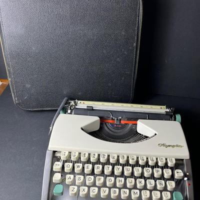 Vintage 1960s Olympia SF Portable Spanish Typewriter With Case Serial Number 5-1287075