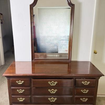 Thomasville Dresser 24x2032” & Mirror 22x47”