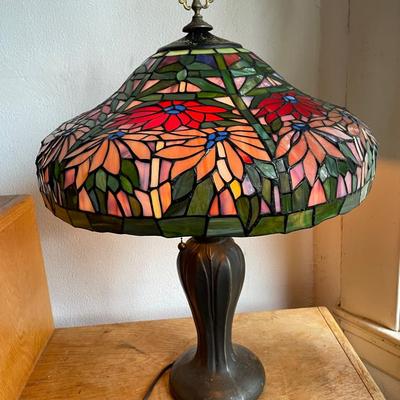 Tiffany-Style Stained Glass Lamp With Floral Shade