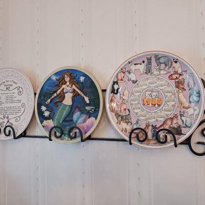 (3) Decorative Plates & Wall-mounted Plate Holder