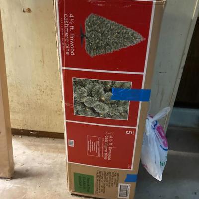pre-lit 4ft Christmas tree