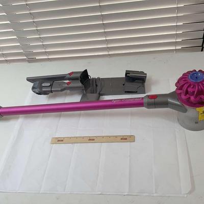 Dyson V7 Vacuum W/ Wall Mount Charger 