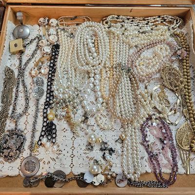 Sale Photo Thumbnail #65: Costume and fine jewelry