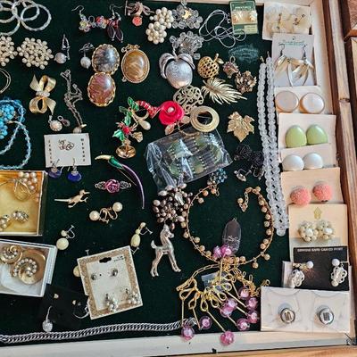 Sale Photo Thumbnail #58: Costume and fine jewelry