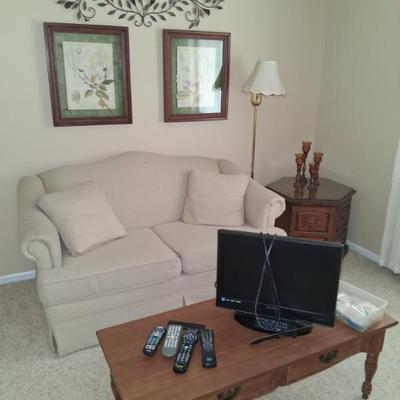 Sale Photo Thumbnail #74: Broyhill Loveseat