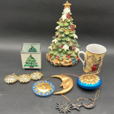 AY534E Christmas Themed Decorations and Mug