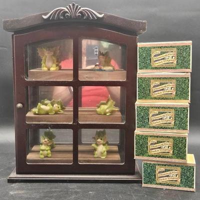 AY524E Pocket Dragons With Wood  Wall Glass Case