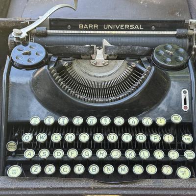 Barr Universal Vintage Typewriter With Case 