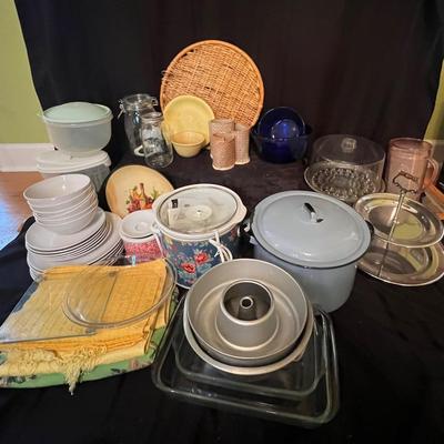 Mystery Lot of Kitchen Goods 