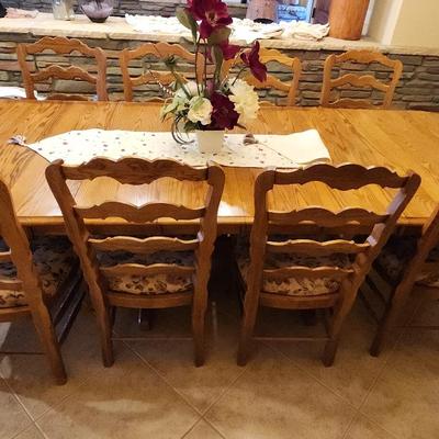 Red Oak Dinning Room Table with 10 Chairs amd 4 Leaves
