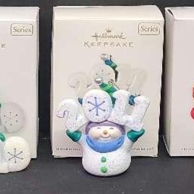 Hallmark Cool Decade 2009 Ornament with Snowman and Yarn-Themed Keepsakes